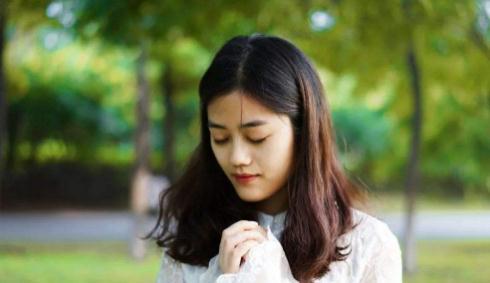 女人还爱着前任的表现1