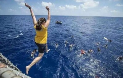 ​万米高空跳入海中会怎么样?