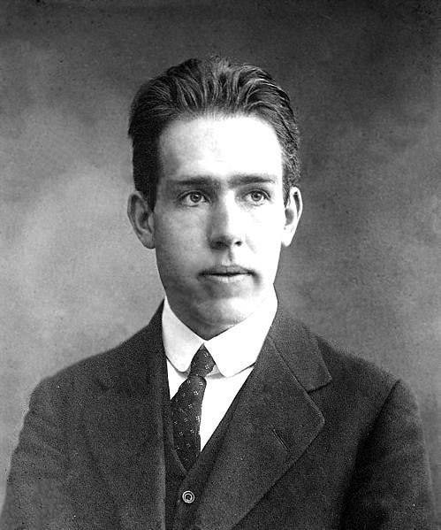 历史丹麦物理学家玻尔个人简介（玻尔被称为量子力学奠基人）  1