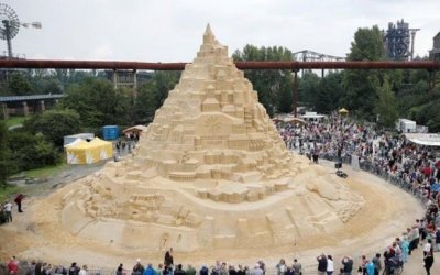 ​世界上最高的沙雕城堡 坐落在德国高16.68米(用沙子和水)
