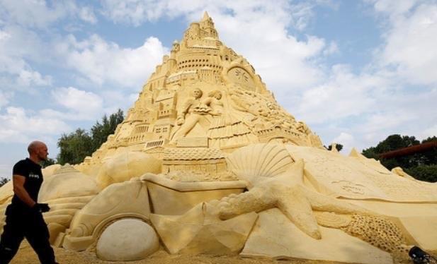探秘世界上最高的沙雕城堡 坐落在德国高16.68米(用沙子和水) 3