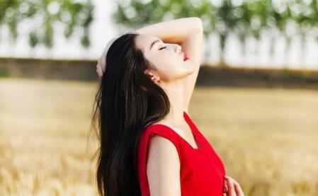 一生气就不说话的女生要了解她生气原因