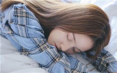 ​女生发皱眉表情啥意思？怎么回复？