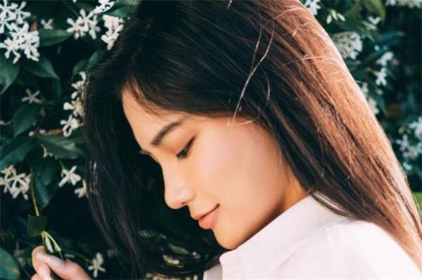 和闺蜜喜欢同一个人该追吗？ 我和闺蜜喜欢同一个人怎么办？