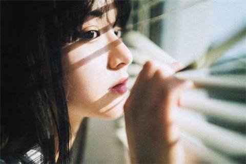 女生发个抠鼻表情是什么意思，女生发抠鼻表情高情商回复