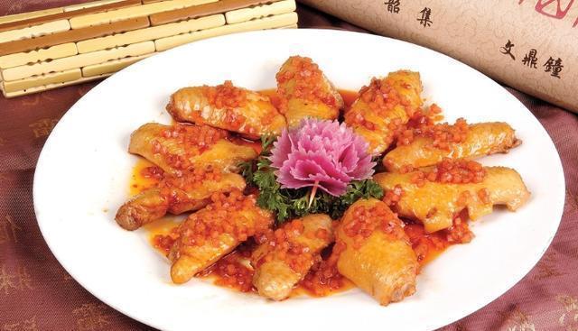 哈尔滨东北菜排名第一，从早上十点半排队到晚上九点！