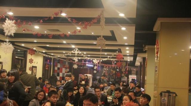 哈尔滨东北菜排名第一，从早上十点半排队到晚上九点！