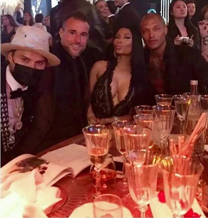 “全美最帅囚犯”因入狱标准像太帅签约模特公司，网友直呼：请和我拷在一起！