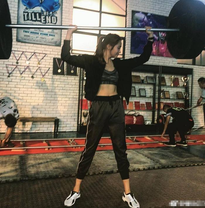 7位最美马甲线女明星，杨颖最酷，热巴惊艳，宋茜让人移不开眼！