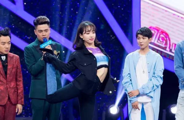 7位最美马甲线女明星，杨颖最酷，热巴惊艳，宋茜让人移不开眼！