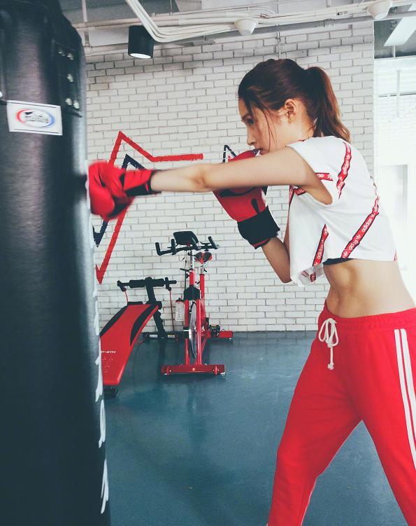 7位最美马甲线女明星，杨颖最酷，热巴惊艳，宋茜让人移不开眼！