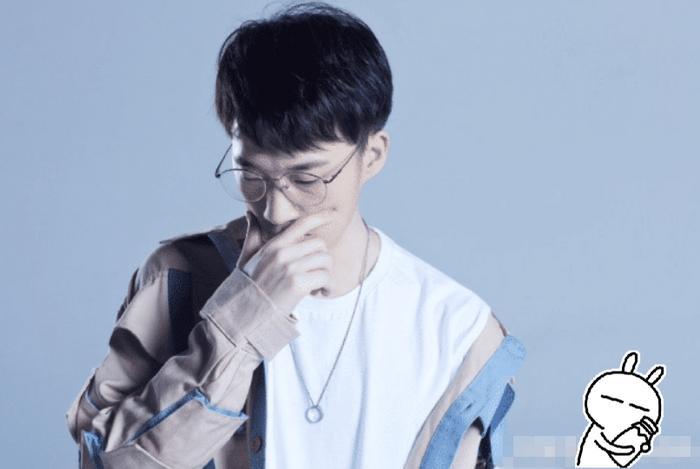 RNG成“偶像天团”定妆照曝光，UZI成“小胖孩”，小虎最帅