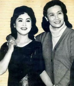 ​28岁爆红,30岁和老师闪婚,守丈夫骨灰13年,朱逢博的故事太感人