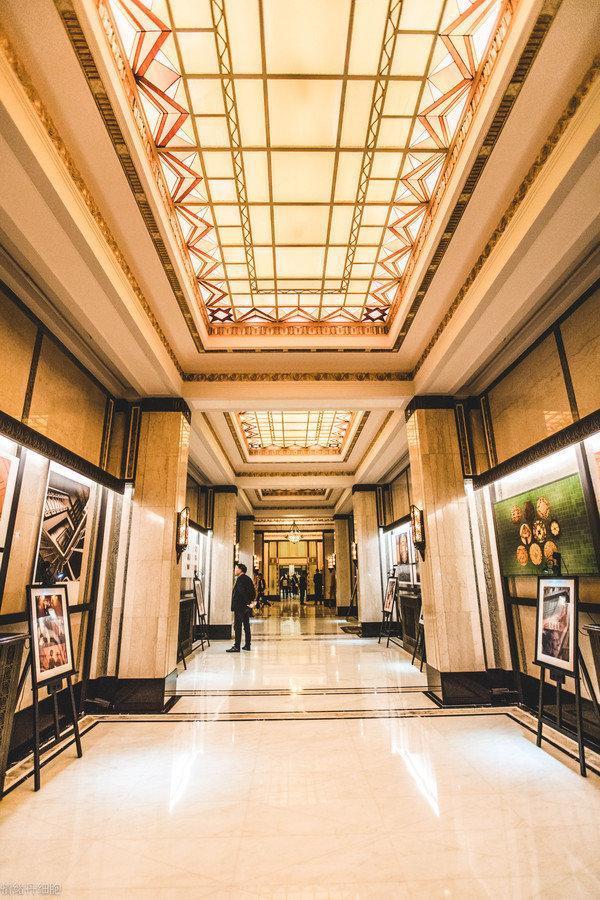 十里洋场一朝梦，百年风情永世传。发生在上海滩和平饭店里的故事