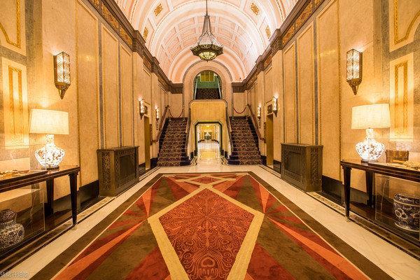 十里洋场一朝梦，百年风情永世传。发生在上海滩和平饭店里的故事