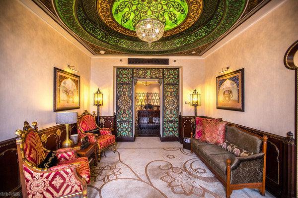 十里洋场一朝梦，百年风情永世传。发生在上海滩和平饭店里的故事