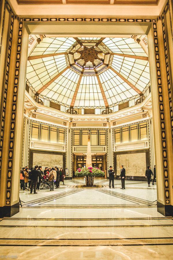 十里洋场一朝梦，百年风情永世传。发生在上海滩和平饭店里的故事