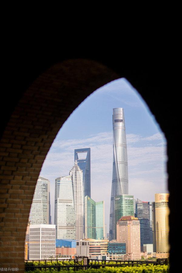 十里洋场一朝梦，百年风情永世传。发生在上海滩和平饭店里的故事