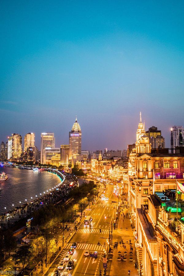 十里洋场一朝梦，百年风情永世传。发生在上海滩和平饭店里的故事