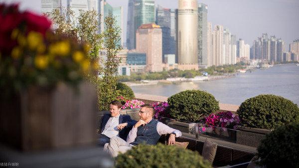 十里洋场一朝梦，百年风情永世传。发生在上海滩和平饭店里的故事