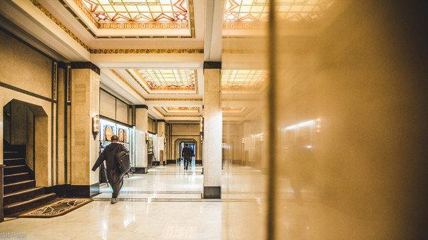 十里洋场一朝梦，百年风情永世传。发生在上海滩和平饭店里的故事