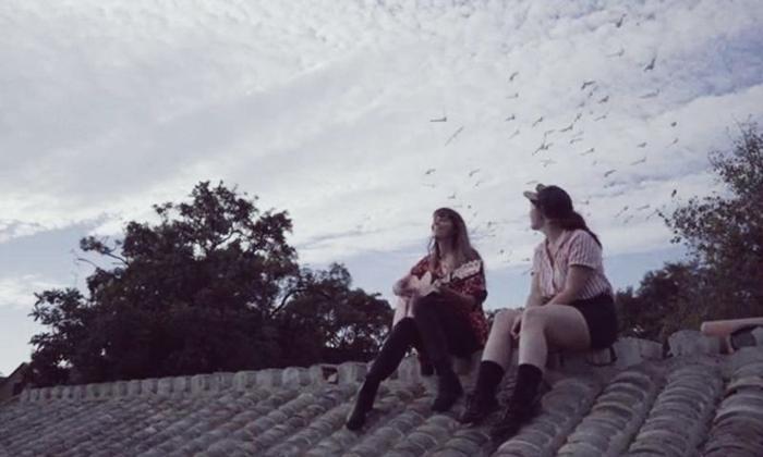 让20万网易云网友留下自己故事的美国女歌手终于来到无人识的中国街头｜Figure