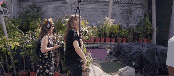 让20万网易云网友留下自己故事的美国女歌手终于来到无人识的中国街头｜Figure