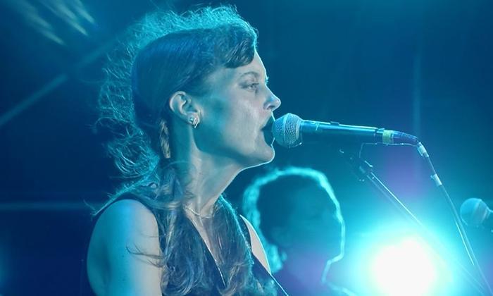 让20万网易云网友留下自己故事的美国女歌手终于来到无人识的中国街头｜Figure