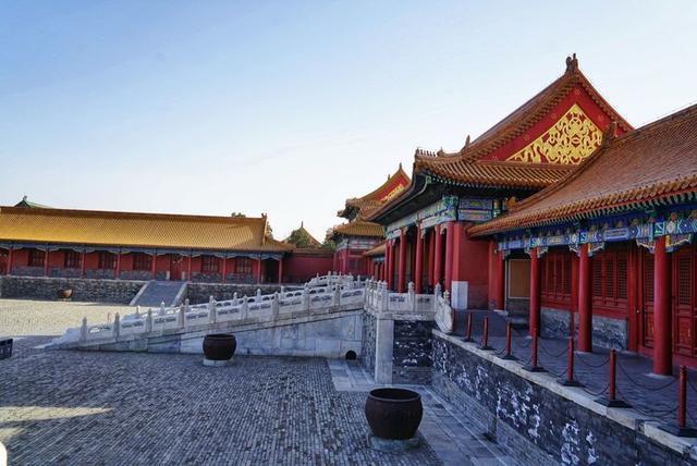 秋冬时节，游历北京故宫，宫苑深深讲述着过去
的故事