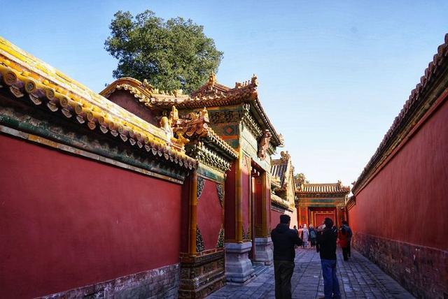 秋冬时节，游历北京故宫，宫苑深深讲述着过去
的故事