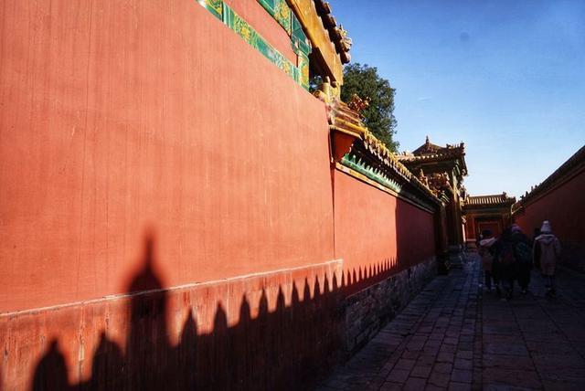 秋冬时节，游历北京故宫，宫苑深深讲述着过去
的故事