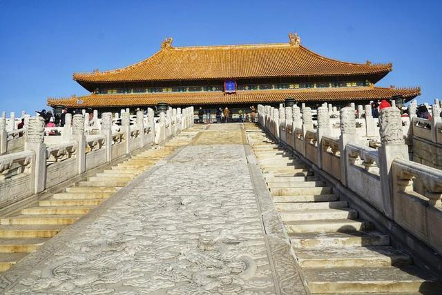 秋冬时节，游历北京故宫，宫苑深深讲述着过去
的故事