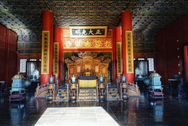 秋冬时节，游历北京故宫，宫苑深深讲述着过去
的故事