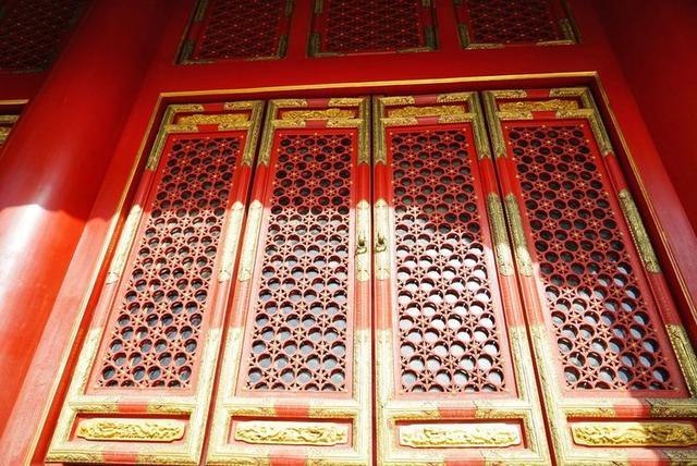 秋冬时节，游历北京故宫，宫苑深深讲述着过去
的故事