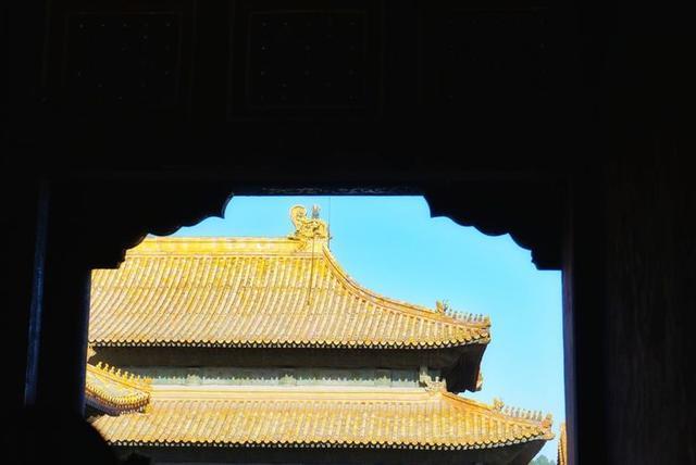 秋冬时节，游历北京故宫，宫苑深深讲述着过去
的故事