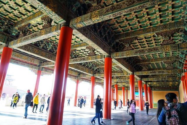 秋冬时节，游历北京故宫，宫苑深深讲述着过去
的故事