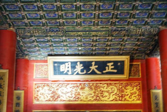 秋冬时节，游历北京故宫，宫苑深深讲述着过去
的故事