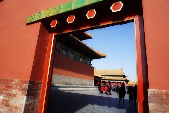 秋冬时节，游历北京故宫，宫苑深深讲述着过去
的故事