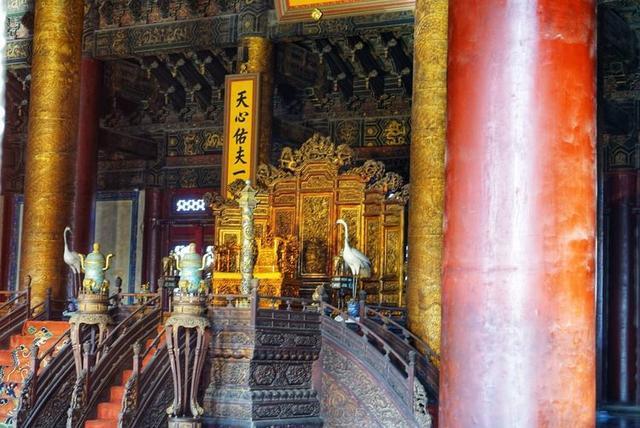 秋冬时节，游历北京故宫，宫苑深深讲述着过去
的故事