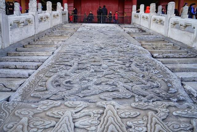 秋冬时节，游历北京故宫，宫苑深深讲述着过去
的故事