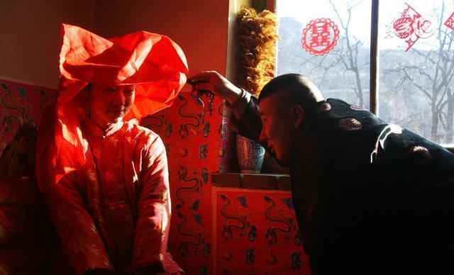 故事:闹洞房伴娘差点被侮辱,新娘拿刀赶跑客人,却都说她不识趣