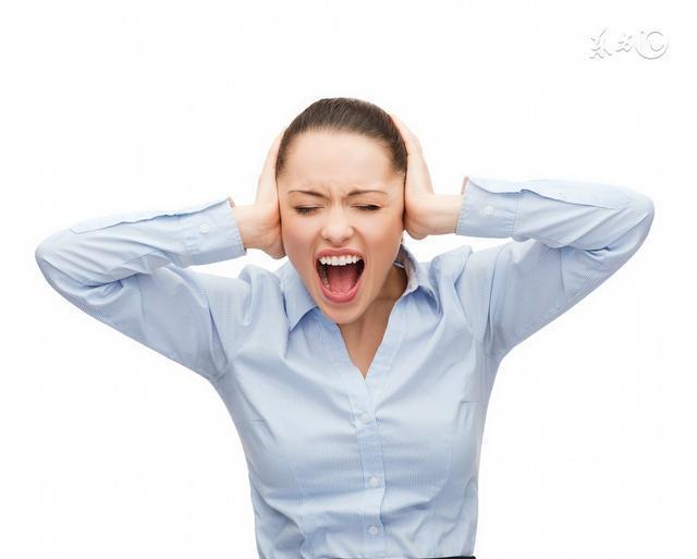 故事:闹洞房伴娘差点被侮辱,新娘拿刀赶跑客人,却都说她不识趣