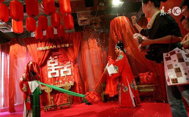 故事:闹洞房伴娘差点被侮辱,新娘拿刀赶跑客人,却都说她不识趣