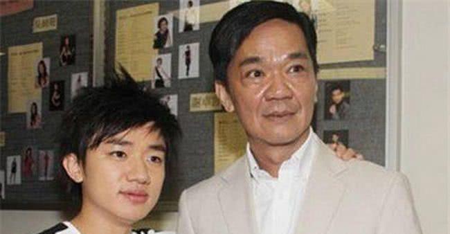 王祖蓝晒亡父照片，还说了一句话，背后故事令人伤感