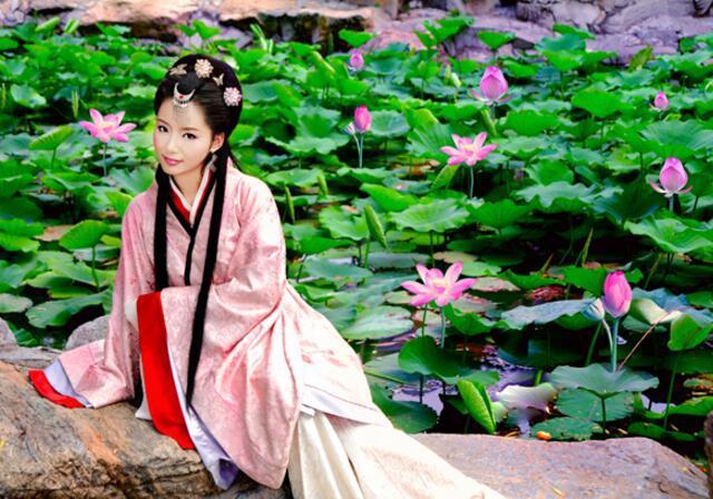 故事:山上泡温泉的女子