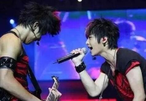 炎亚纶回应暗恋汪东城 为他写了《浪费》 这个故事让我崩溃了！