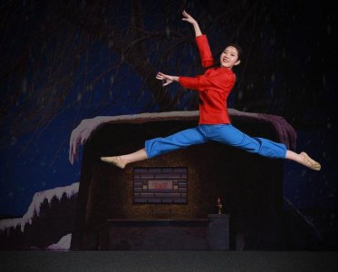 ​现代芭蕾舞蹈剧《白毛女》讲述杨白劳的凄惨故事，向经典致敬