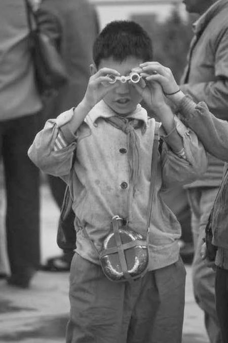 老照片带你追忆80后童年，每张照片都是讲不完的故事！