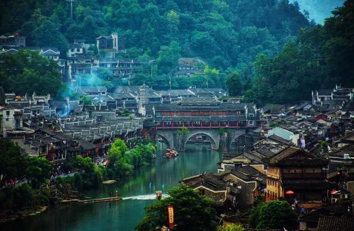 《怒晴湘西》爆火,这片自带神奇色彩的秘境,远比你想象的更“勾魂”