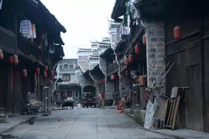 《怒晴湘西》爆火,这片自带神奇色彩的秘境,远比你想象的更“勾魂”